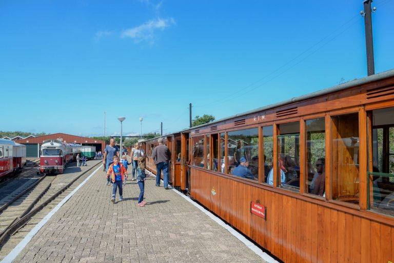 Maak een reis door het verleden met de RTM Tram — attracties in Ouddorp